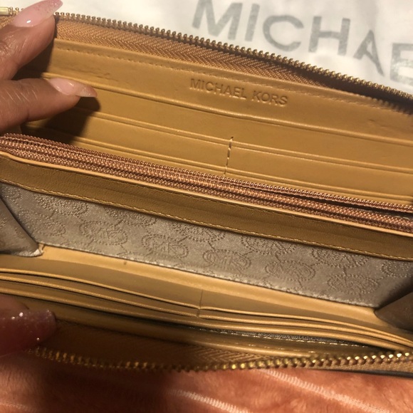 Michael Kors Wallet - Picture 2 of 8
